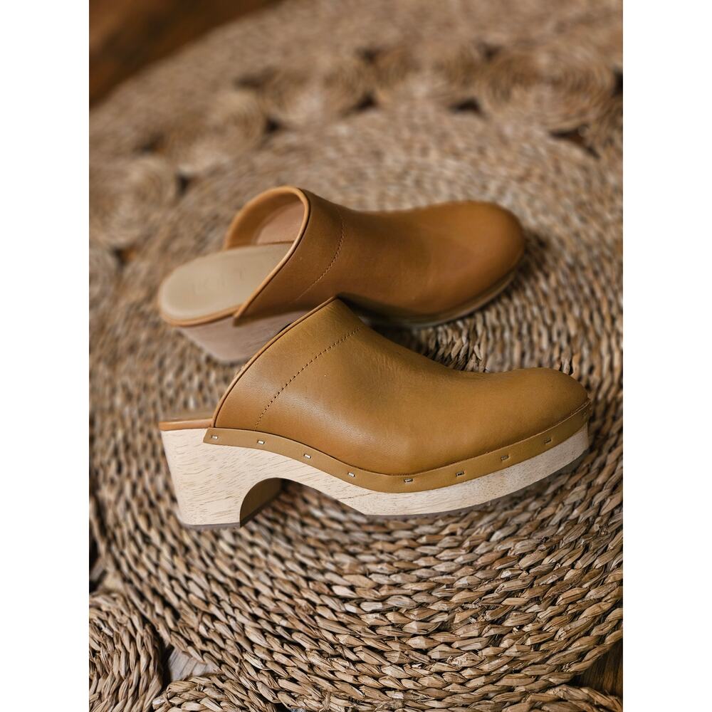 Loft Genuine Leather Clogs – Camel, Size 9.5